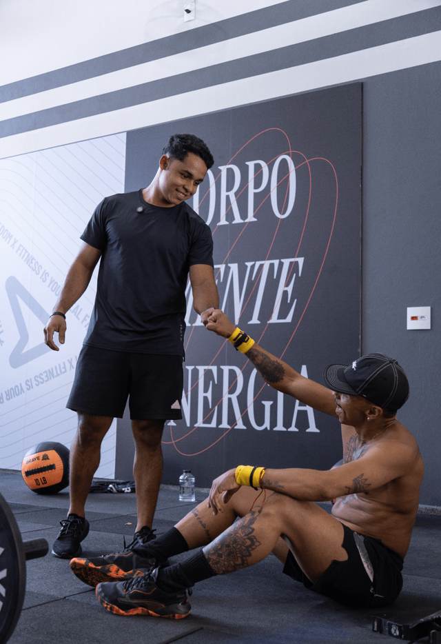 Coach orientando aluno individualmente durante a aula