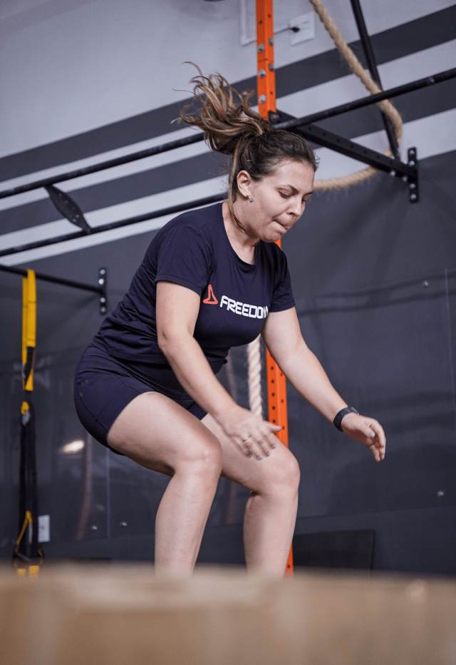 Aluna executando box jump
